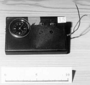 Фото 3. Часовой взрыватель с использованием электромеханического будильника.